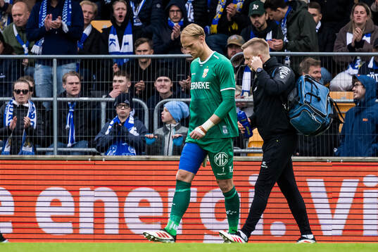 IFK Göteborgs målvakt Pontus Dahlberg lämnar planen med