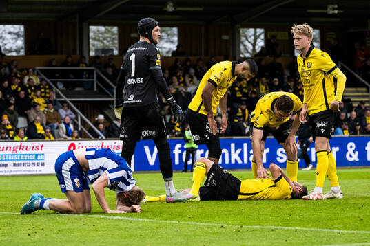 IFK Göteborgs Max Fenger och Mjällbys Axel Norén har ont