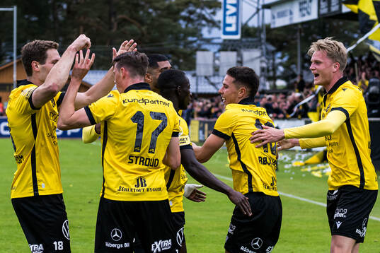 Mjällbys Nicklas Røjkjær jublar med lagkamrater