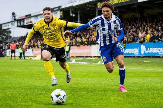 Mjällbys Timo Stavitski och IFK Göteborgs Thomas Santos