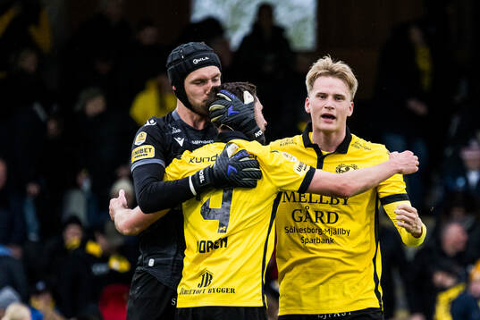 Mjällbys målvakt Noel Törnqvist, Axel Norén och Jacob