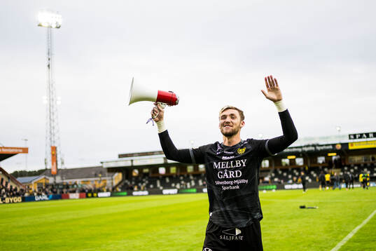 Mjällbys målvakt Noel Törnqvist jublar
