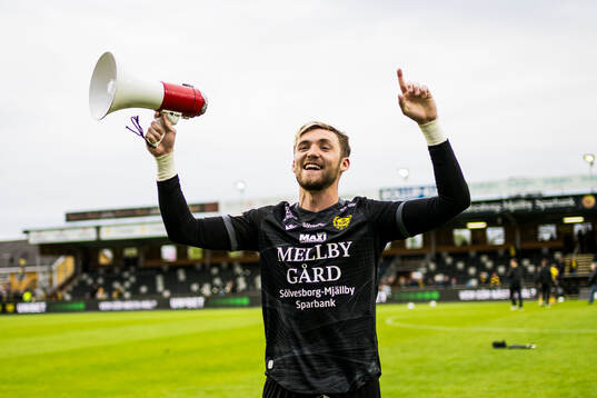 Mjällbys målvakt Noel Törnqvist jublar