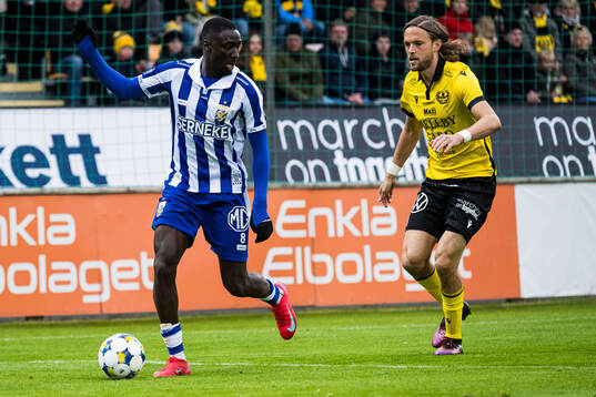 IFK Göteborgs Imam Jagne och Mjällbys Tom Pettersson