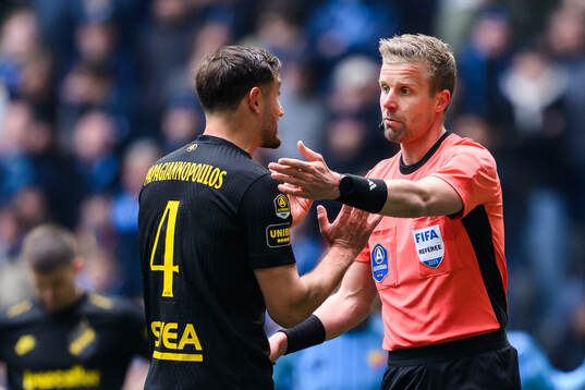 AIKs Sotirios Papagiannopoulos och Domare Glenn Nyberg