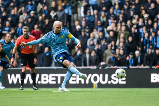 Djurgårdens Jacob Une gör 1-0 på straff