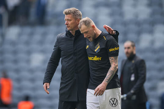 AIKs tränare Mikkjal Thomassen och John Guidetti deppar