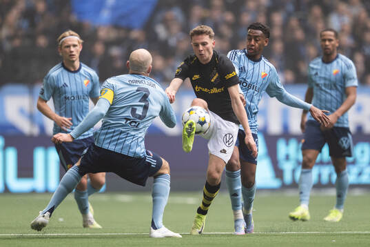 AIKs Johan Hove mot Djurgårdens Marcus Danielson och Isak