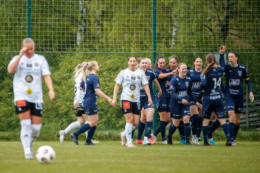 Eskilstuna Uniteds Wilma Öhman jublar med lagkamrater