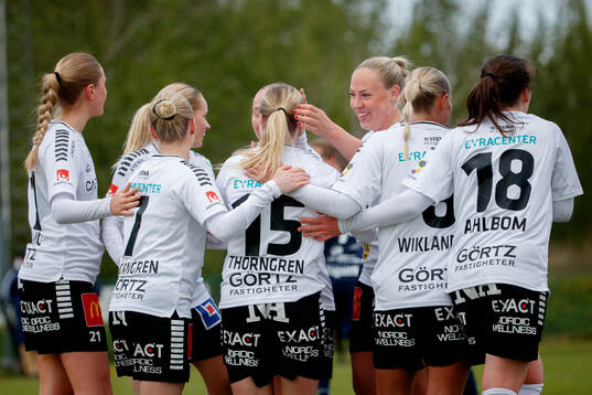 Jubel vid Örebro SKs Nellie Törngren 1-2 mål