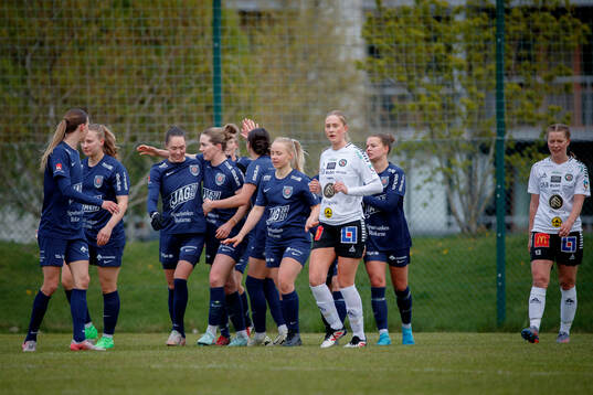Jubel vid Eskilstuna Uniteds Nellie Törngren 1-3 mål