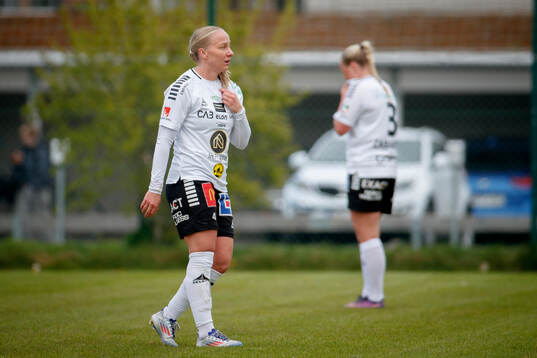 Örebro SKs Alva Hed och Ebba Cabander deppar vid 1-5