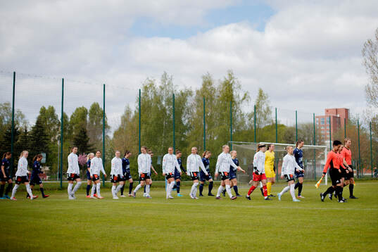 Örebro SKs och Eskilstuna Uniteds går ut på planen