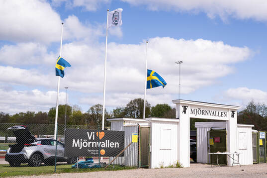 Entré till Mjörnvallen och flaggor på halv stång för