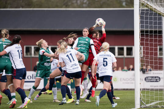 Alingsås Julia Elvbo och Rosengårds målvakt Eartha