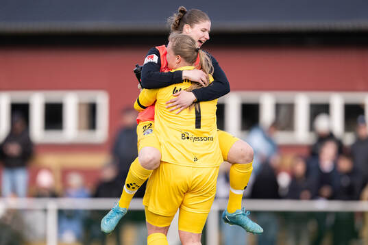 Alingsås målvakt Tea Olin och målvakt Alexandra Blom