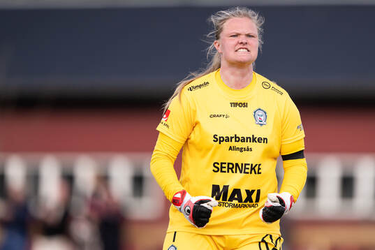 Alingsås målvakt Alexandra Blom jublar