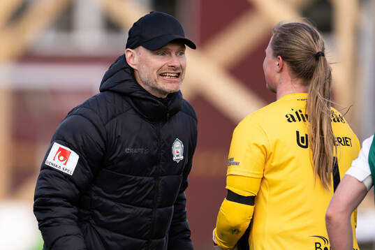 Alingsås tränare Per-Olov Häggström jublar