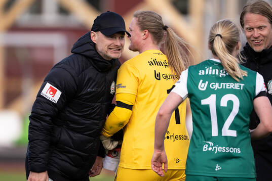 Alingsås tränare Per-Olov Häggström jublar