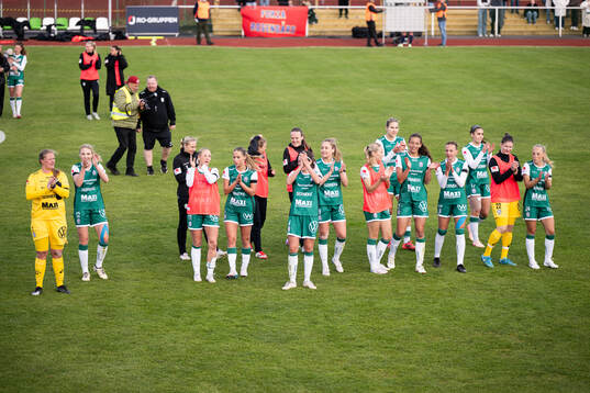 Alingsås spelare jublar