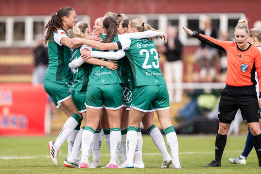 Alingsås spelare jublar