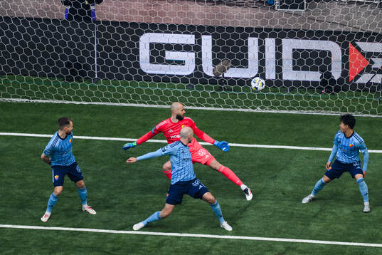 Djurgårdens målvakt Filip Manojlovic släpper in 1-1 av