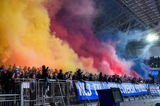 Djurgårdens supportrar med pyroteknik
