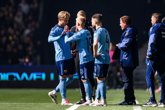 Djurgårdens Theo Bergvall byter med Viktor Bergh
