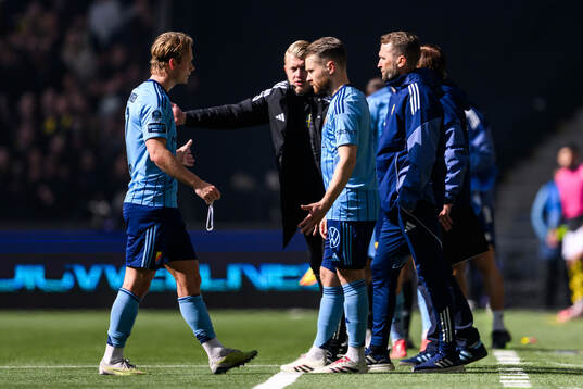 Djurgårdens Tobias Gulliksen byter med Jacob Une