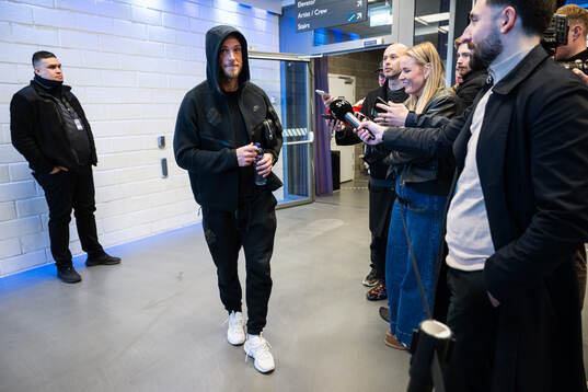 AIKs John Guidetti i mixade zonen