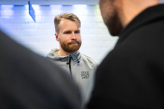 Djurgårdens Jacob Une i mixade zonen