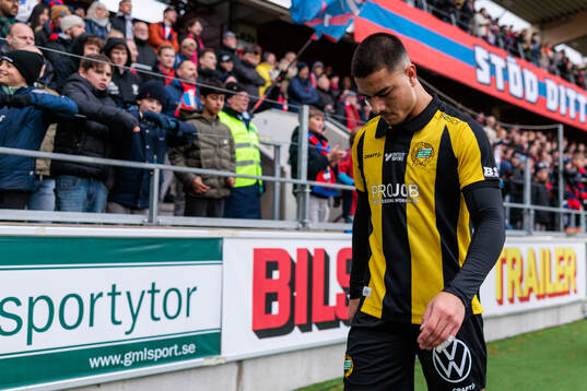 Hammarbys Jusef Erabi deppar och lämnar planen med skada