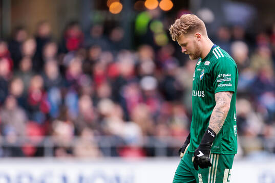 Östers målvakt Robin Wallinder deppar