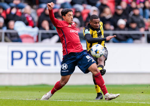 Östers Lukas Bergquist och Hammarbys Paulos Abraham