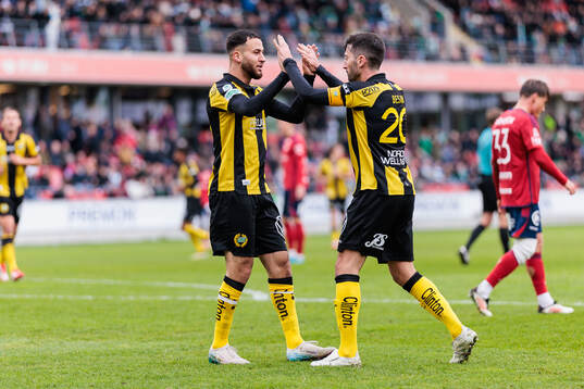 Hammarbys Abdelrahman Boudah Saidi och Nahir Besara jublar