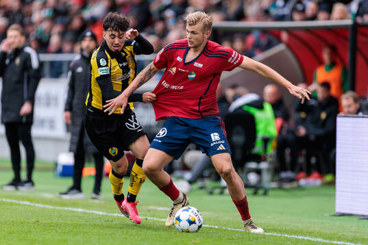 Hammarbys Sebastian Tounekti och Östers Mattis Adolfsson