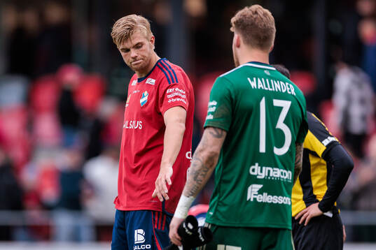 Östers Mattis Adolfsson och målvakt Robin Wallinder deppar