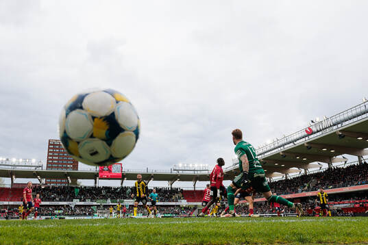 Hammarbys Nahir Besara (ej i bild) gör mål 0-2 bakom