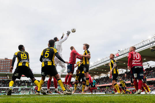 Hammarbys målvakt Warner Hahn gör en räddning