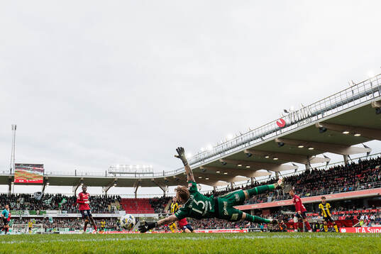 Hammarbys Nahir Besara (ej i bild) gör mål 0-2 bakom