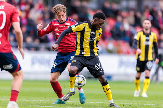 Östers Noah Söderberg och Hammarbys Shaquille Pinas