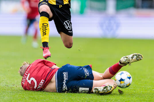 Östers Mattis Adolfsson gör en glidtackling