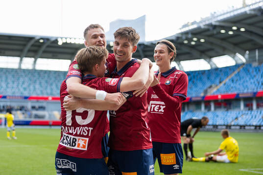 Örgrytes Isak Dahlqvist jublar ihop med Christoffer