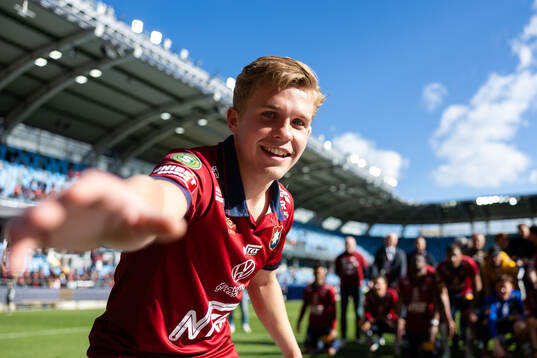 Örgrytes Isak Dahlqvist jublar med lagkamrater framför
