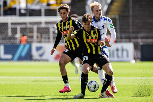 Häckens Samuel Leach Holm och IFK Norrköpings Isak Andri