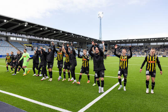 Häckens spelare jublar