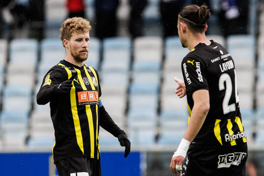 Häckens Simon Gustafson och Amor Layouni jublar