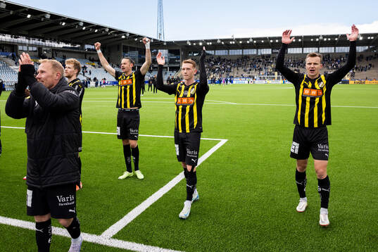 Häckens spelare jublar