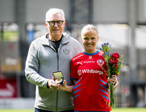 Helsingborgs Emma Sternberg får pris av Anders Ljung