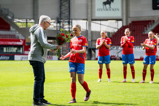 Helsingborgs Emma Sternberg får pris an Anders Ljung